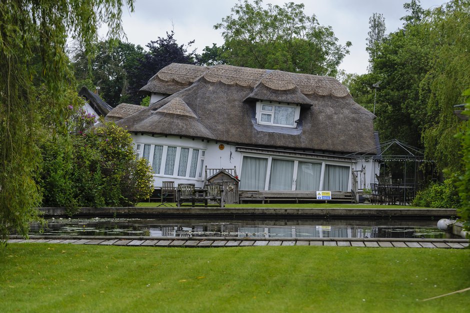 SWNS_SINKING_COTTAGE_14.jpg